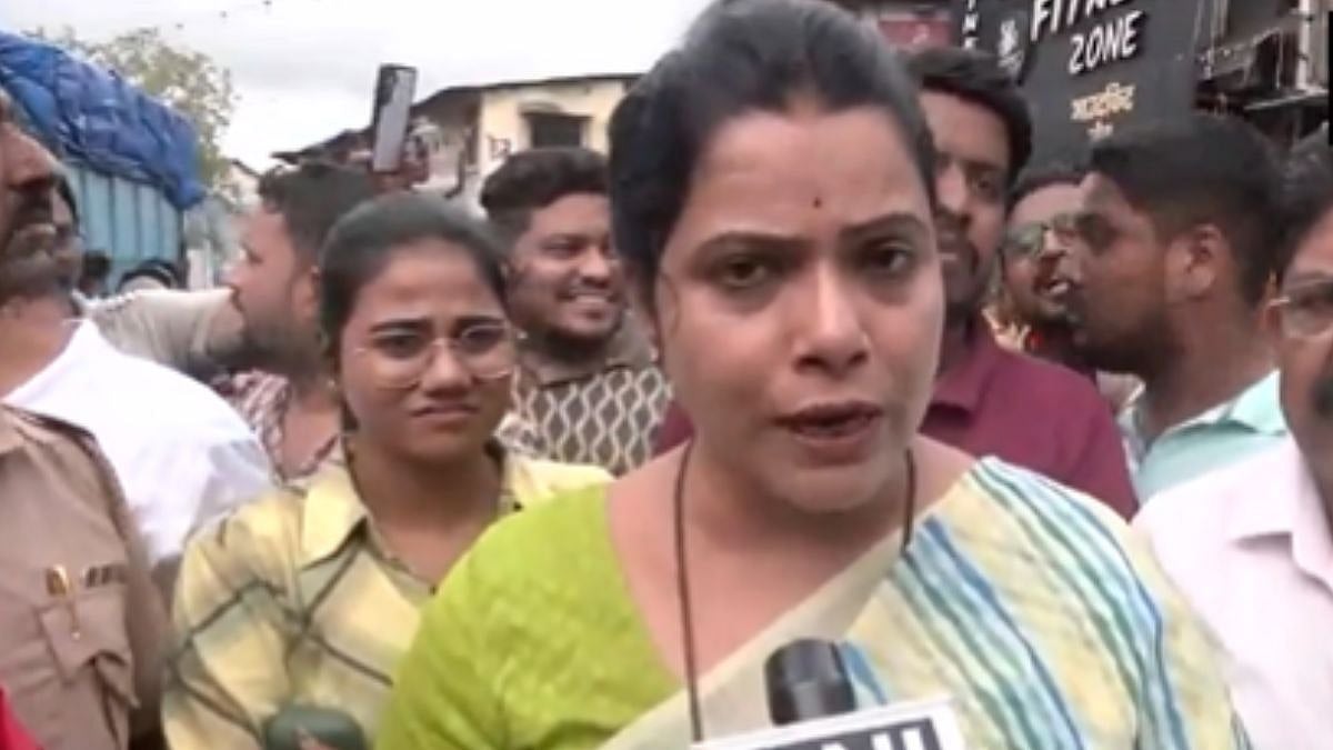 Mumbai Manhole Death: 4 BMC Officials Suspended Over Incident; Mayor Ritu Tawde Announces ₹10 Lakh Compensation to Kin of Deceased