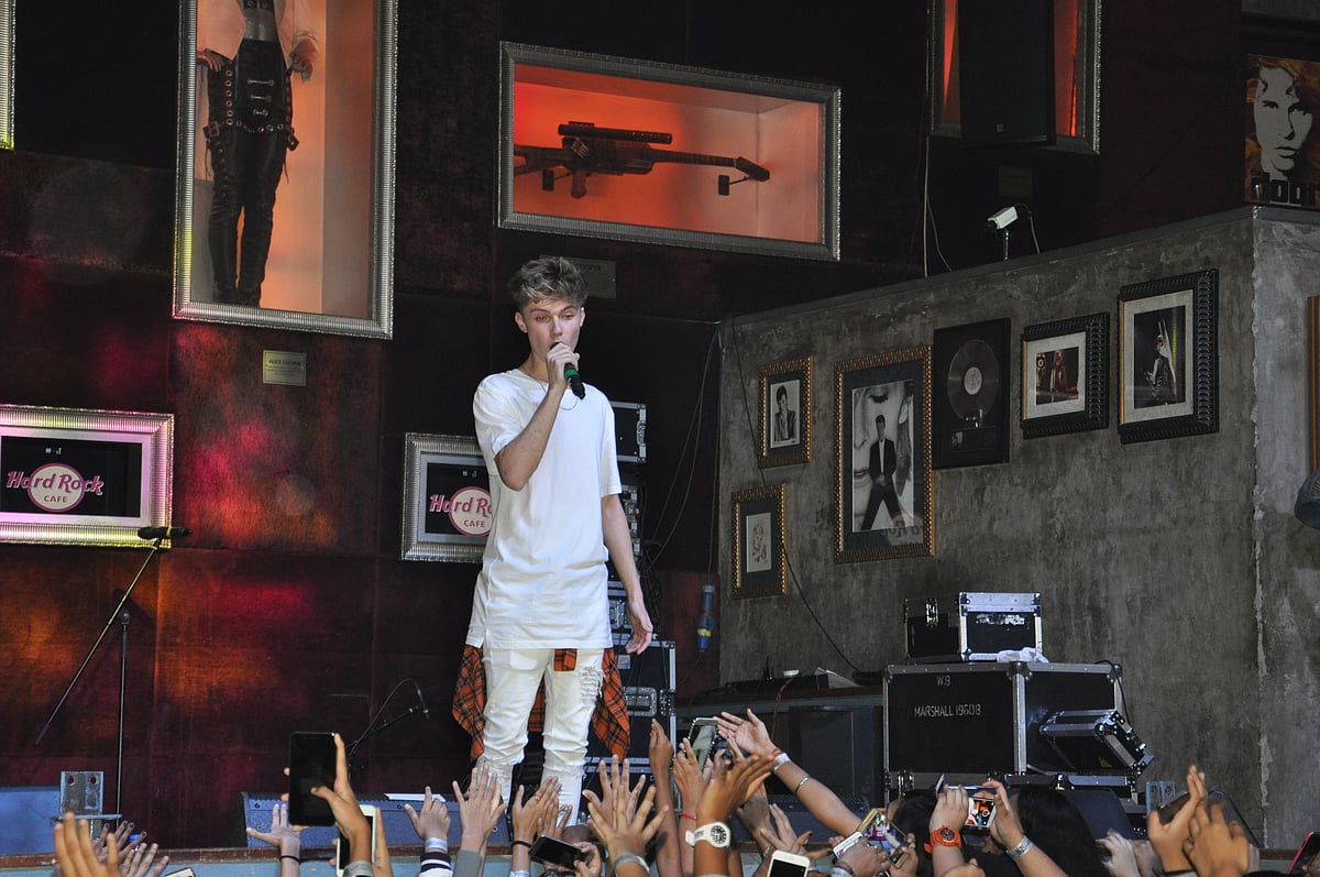 HRVY performing at Hard Rock Cafe 