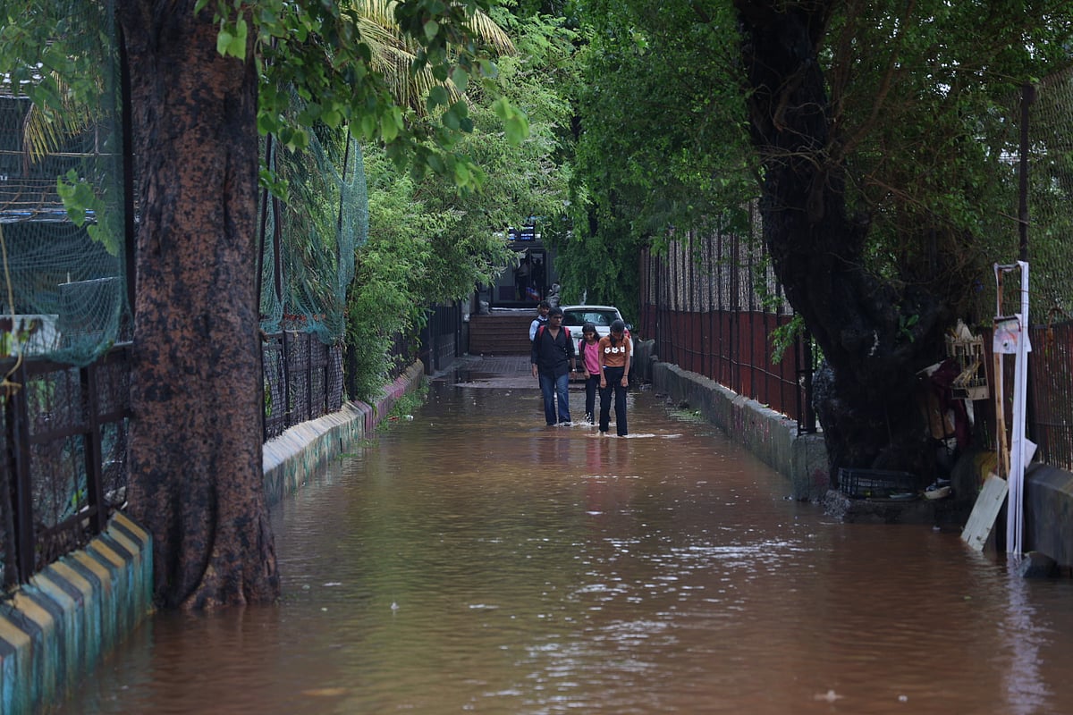 Waterlogging outside marine lines stations makes it difficult for commuters