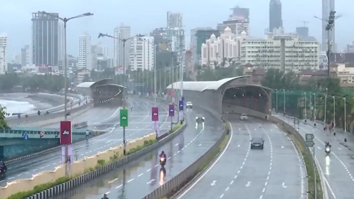 Mumbai Rains: City Sees Light To Moderate Showers Amid Red Alert, Waterlogging In Nalasopara & Virar; Check Local Trains Status