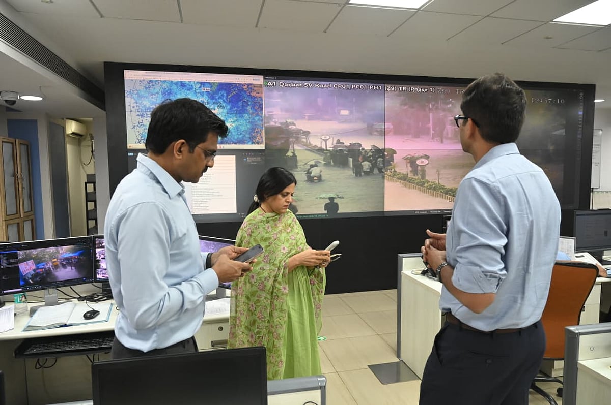 BMC Chief Ashwini Bhide Monitors City Through 10,000 CCTV Cameras As Rainfall Intensifies Amid Red Alert - PHOTOS