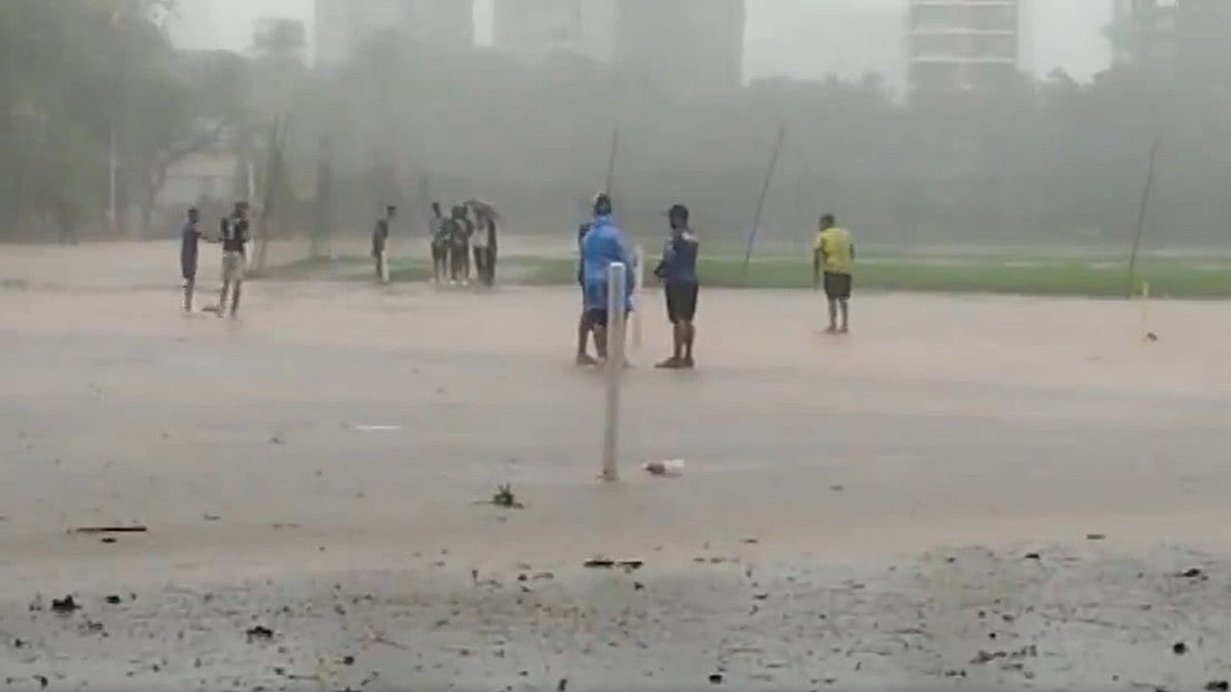Mumbai Rains: Heavy Monsoon Showers Fail To Stop Young Kids From Playing Cricket At Chhatrapati Shivaji Maharaj Park | Video