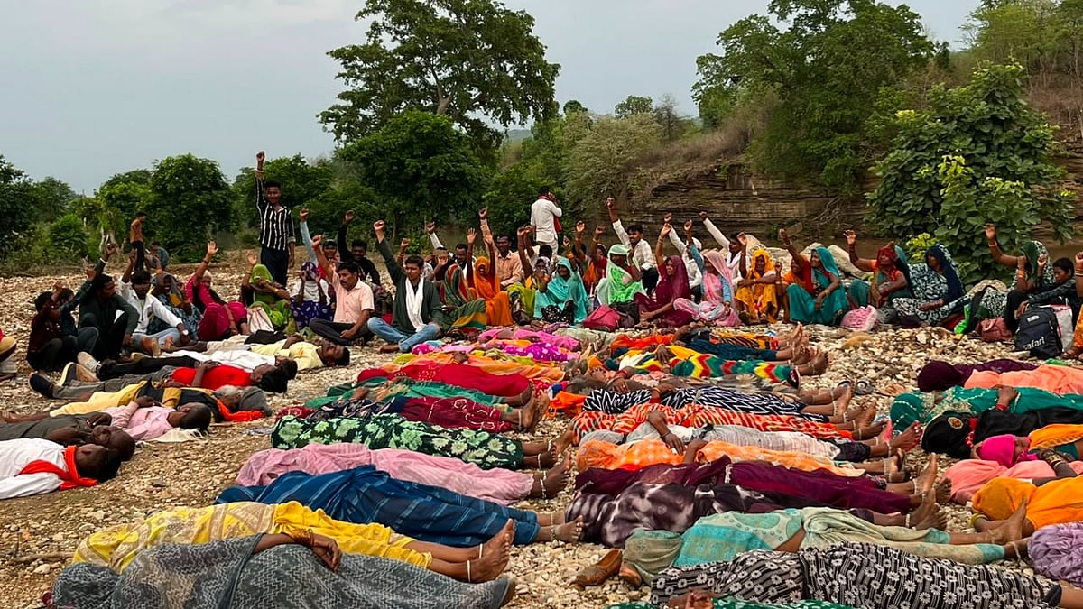 'Nyay Do, Ya Maar Do': Villagers, Tribal Women Lie Down On Symbolic Funeral Pyres, Protest Ken-Betwa Link Project In MP's Chhatarpur | VIDEO