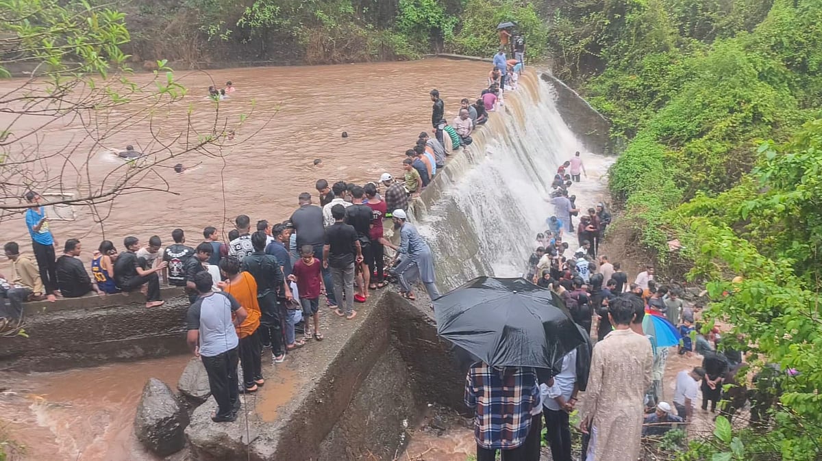 Tourist Influx At Mumbra's Khadi Machine Dam Raises Safety Alarms As Reckless Selfie-Seekers Flout Guidelines