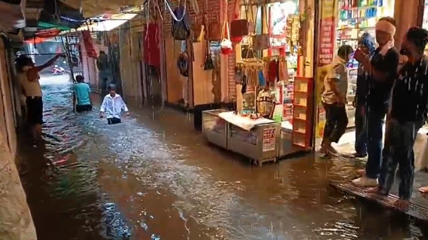 Just 15 Minutes Of Rain Floods Sheopur Busy Market; People Wade Through Knee-Deep Water | VIDEO
