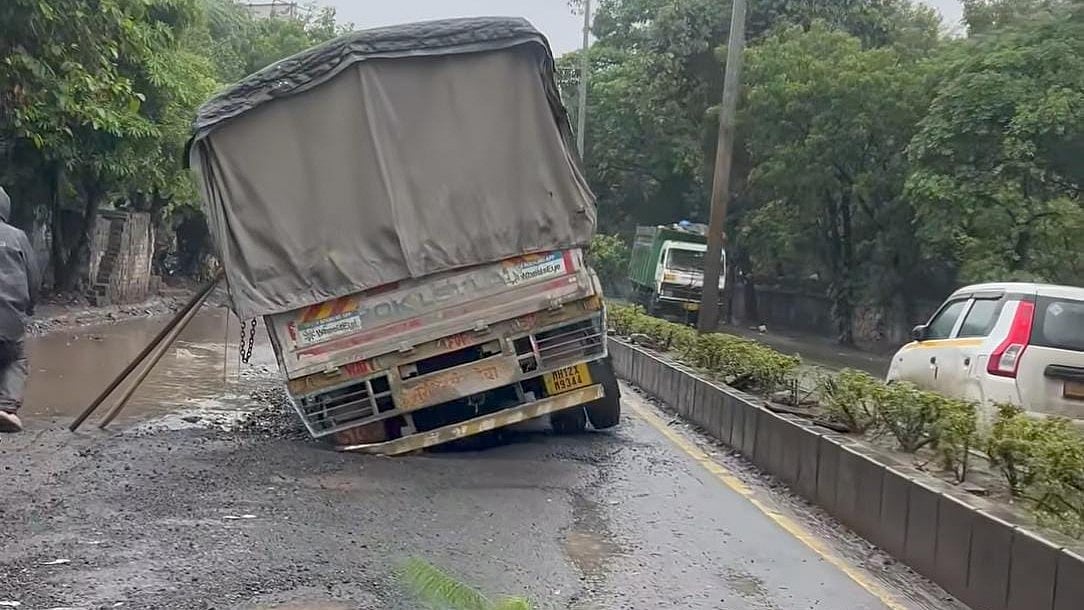 Pune: Newly Resurfaced Hadapsar–Mundhwa Road Caves In Within Days; Deep Depression Traps Truck