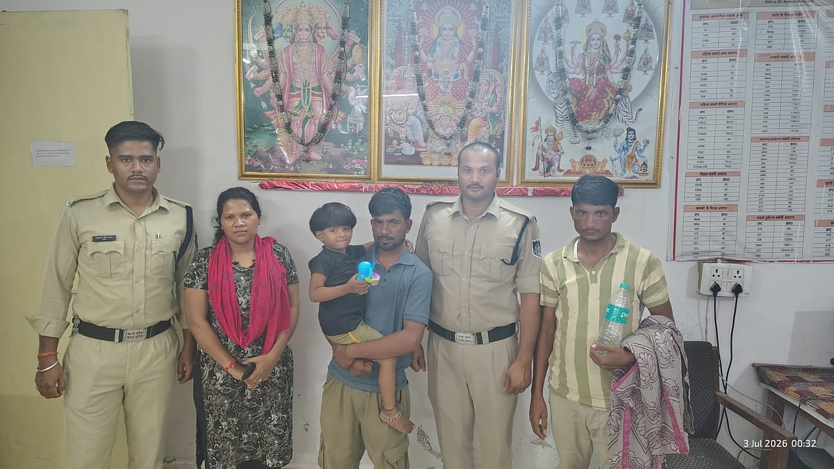 TTE Of Bhopal Division Of West Central Railway Reunites A Separated Young Girl With Her Family