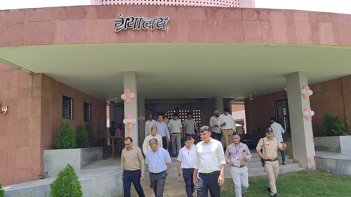 ACS Conducts Surprise Inspection Of District Hospital, Orders Better Patient Facilities
