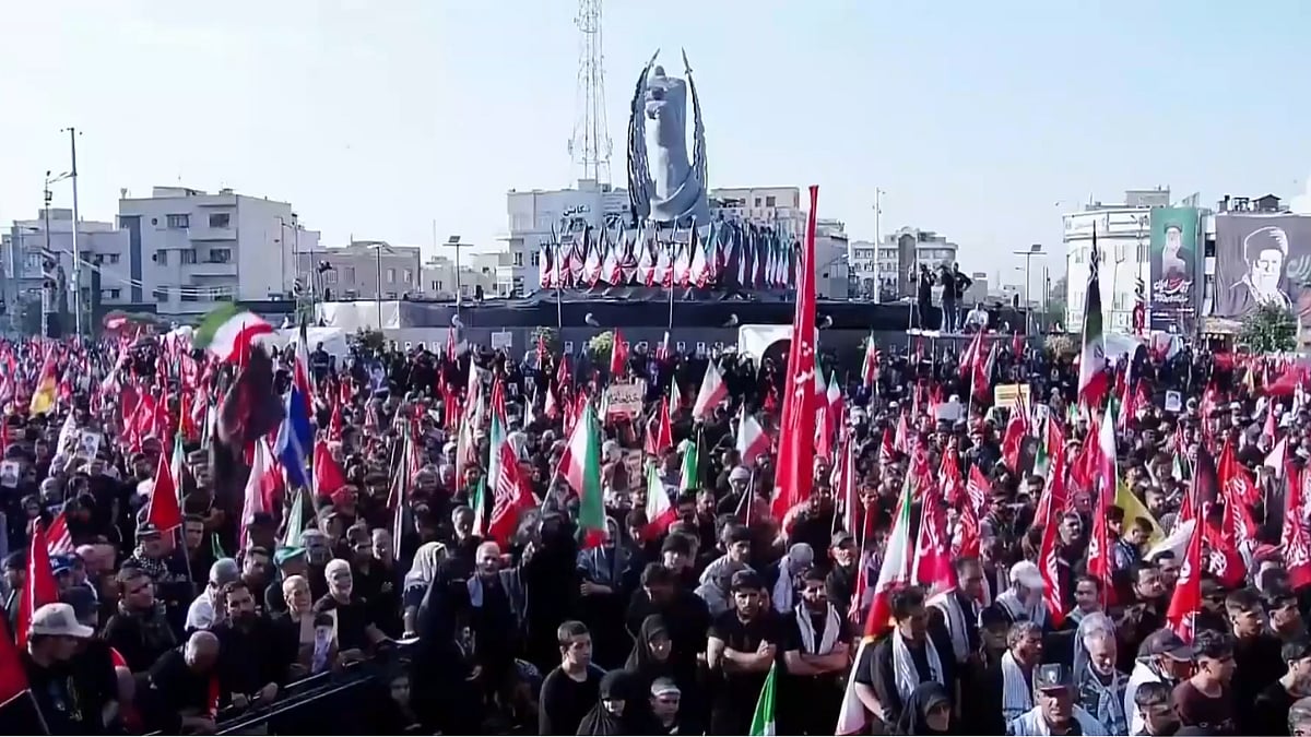 Iran Holds Massive Funeral Procession For Ayatollah Ali Khamenei Amid Revenge Chants & Rising US-Israel Tensions | Video