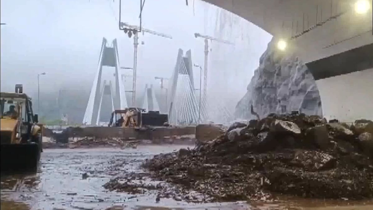 Mumbai–Pune Expressway, Old Highway Shut As Heavy Rain Triggers Landslides & Flooding; Travel Advisory Issued | Video