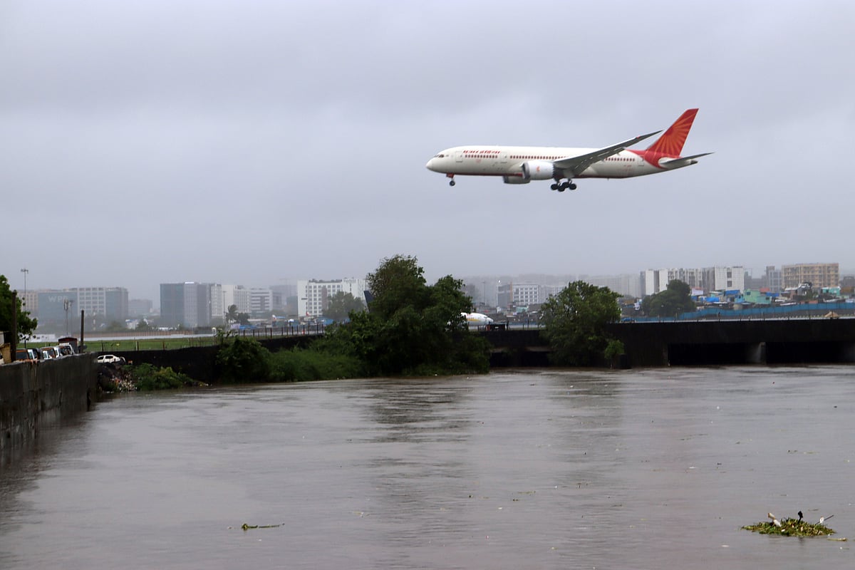 Due to the ongoing heavy rains in Mumbai, the water level of the Kurla Mithi river is rising towards danger