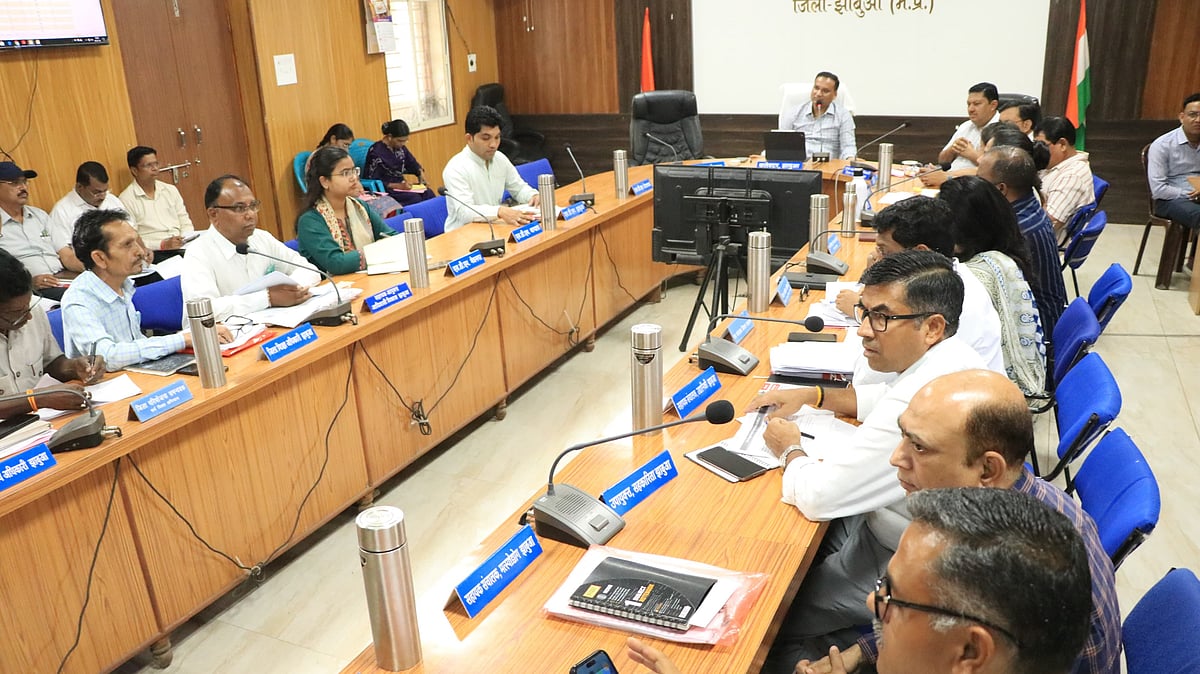 Jhabua Collector Sets Deadline For Pending Complaints, Launches 'Sickle Mitra' Initiative