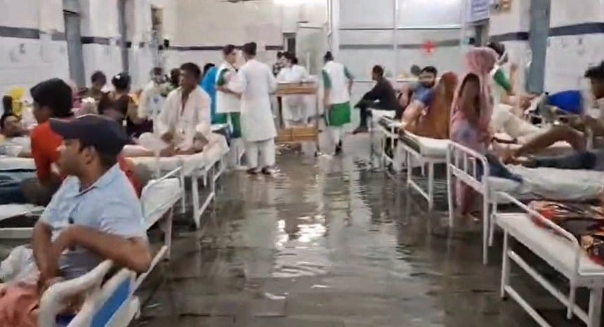 Heavy Rain Floods Operation Theatre, Wards At District Hospital In MP's Panna; Nurses, Patients Wade Through Water | VIDEO