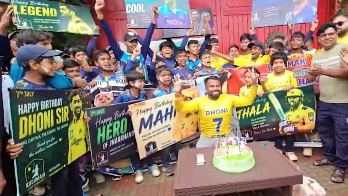 MS Dhoni Turns 45: Fans Celebrate Outside Ranchi Home, Urge Cricket Legend To Play One Final Match Before Retirement | Video