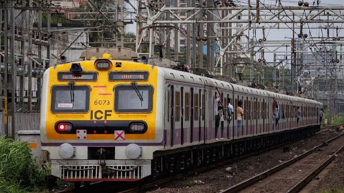 Vasai Station Chaos: Angry Passengers Surround Loco Pilot Over Suspension Of Services Between Vasai Road & Virar - Video