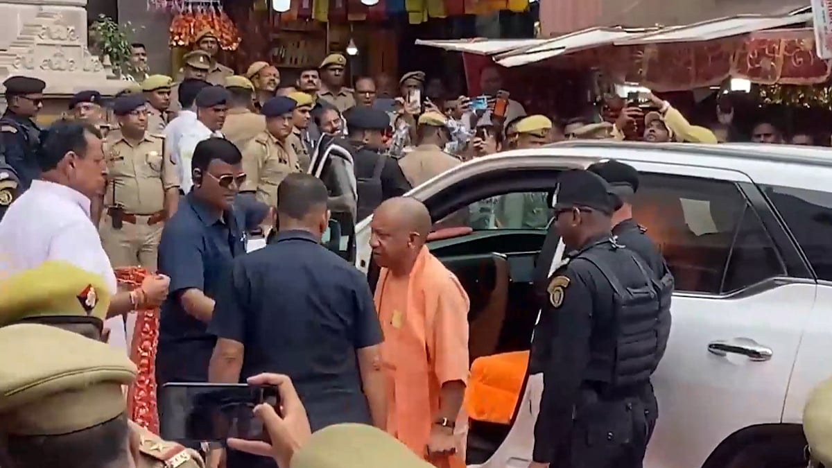 Mirzapur: CM Yogi Performs Aarti At Maa Vindhyavasini Temple, Greets Devotees