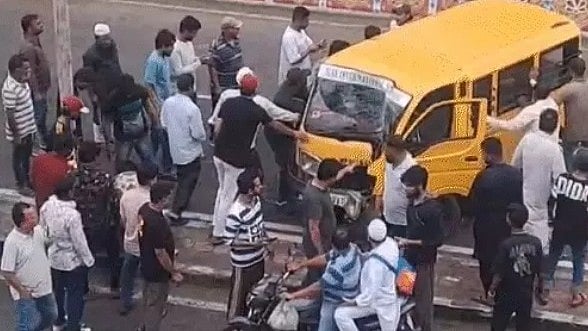 Teacher, Student Injured After School Van Crashes Into Electric Pole At Kohefiza In Bhopal | VIDEO    