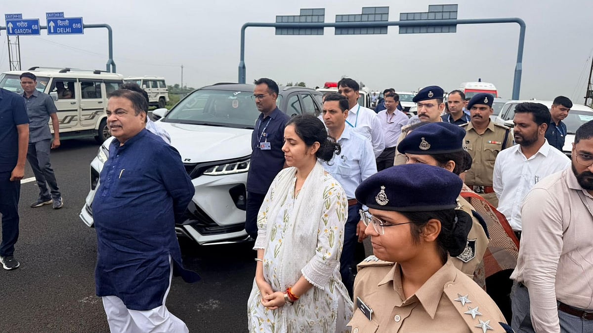 Union Minister Nitin Gadkari Inspects Delhi-Mumbai Expressway Near Asawati Village In Ratlam