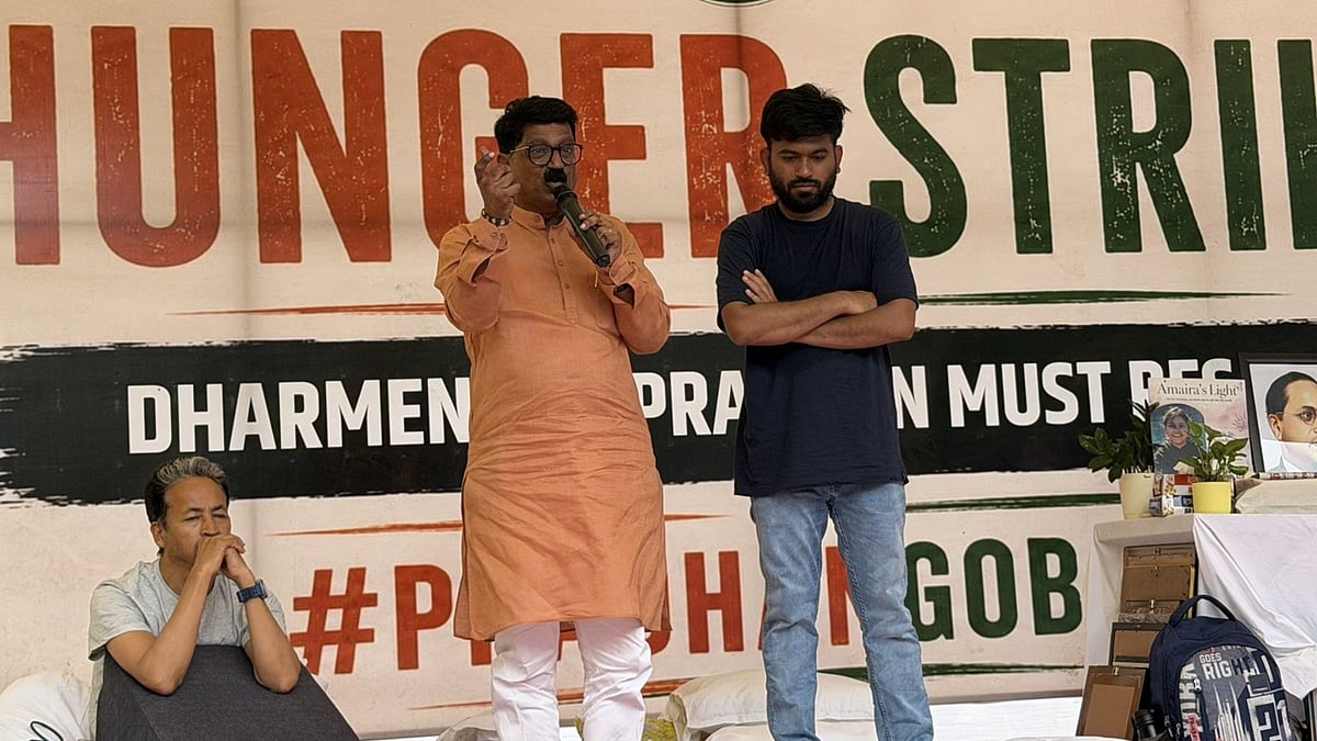Shiv Sena UBT MP Arvind Sawant Visits Cockroach Janta Party Protest Site; Uddhav Thackeray Conveys Support Via Phone 