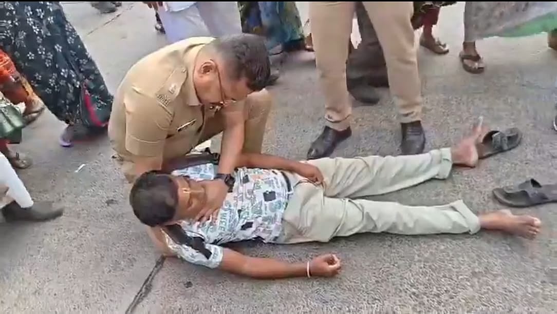 Pune: Traffic DCP Sandeep Bhajibhakare Rushes To Help Warkari After He Collapses During Palkhi...