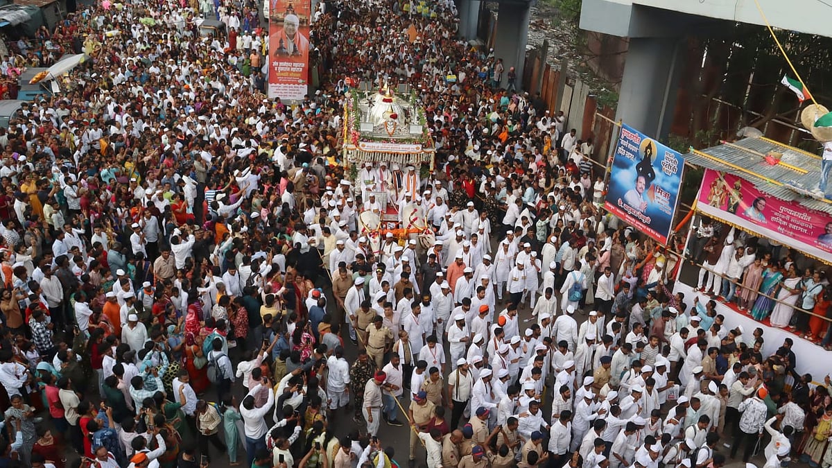Pune Witnesses Sea Of Devotees As Sant Dnyaneshwar & Sant Tukaram Palkhis Enter City | PHOTOS