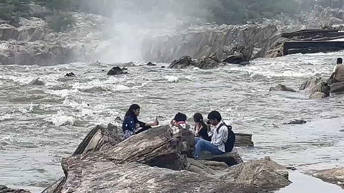 Monsoon Alert In Jabalpur— Entry Curbs At Dhuandhar Falls, Boating Ban Enforced At Bhedaghat To Prevent Accidents