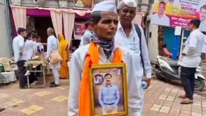 Pune: Warkari Carries Tukaram Munde's Photo During Palkhi, Urges Strong Action Against Gutka And Tobacco