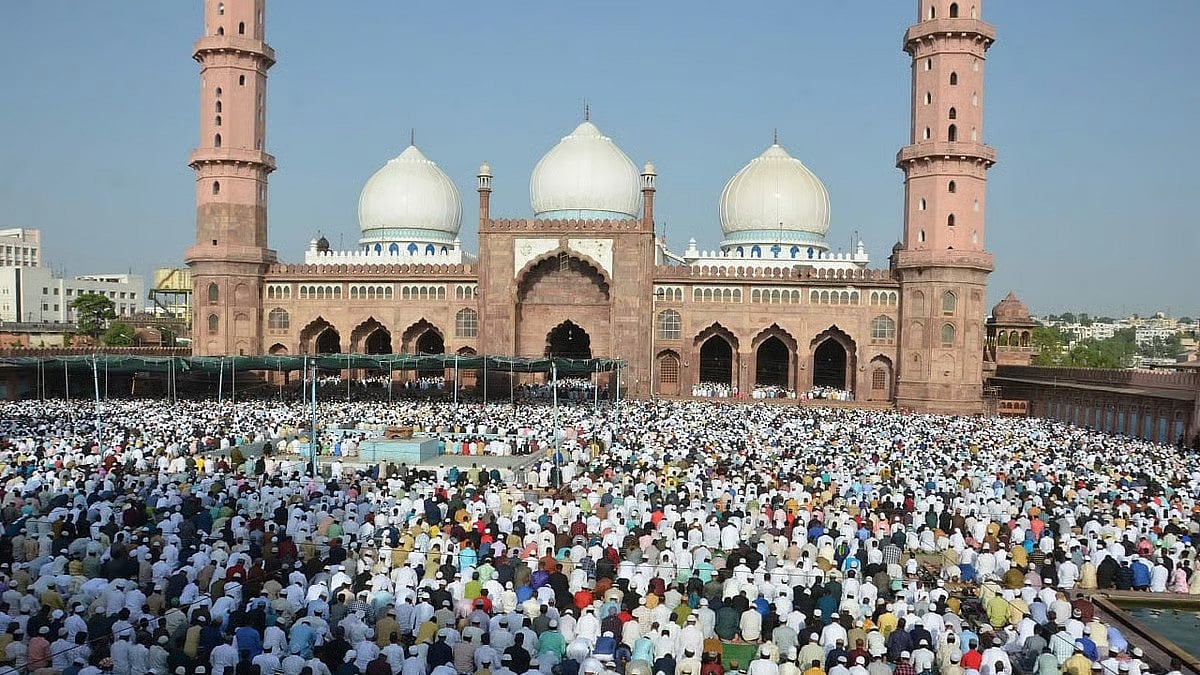 Muslims Wear Black Bands To Offer Friday Namaaz At Bhopal's Taj-ul-Masajid, Protest Inclusion Of Two Non-Muslim Members In Madhya Pradesh Waqf Board | VIDEO