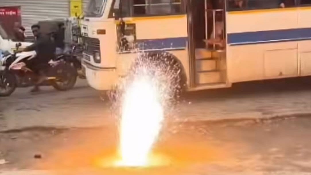 Pune: Sparks Erupt From Underground At Hinjawadi's Laxmi Chowk, Trigger Panic Among Commuters