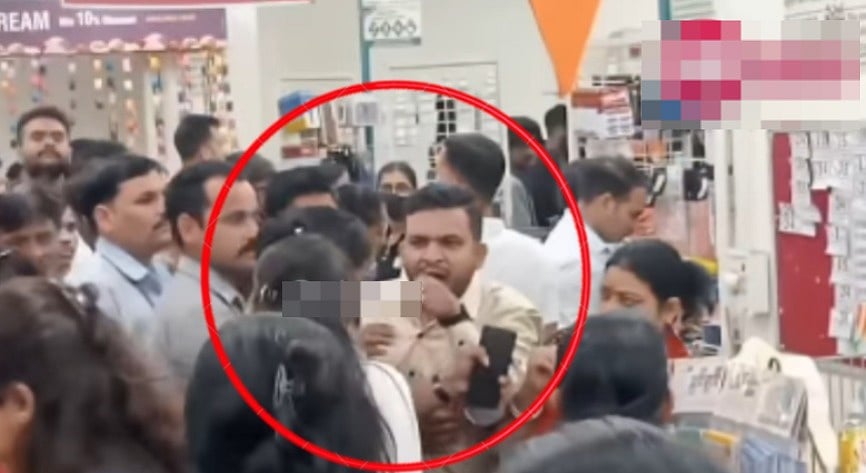 'Do Kodi Ki...' Man Abuses Female Customer During Heated Brawl At D-Mart Store In Bhopal| VIDEO