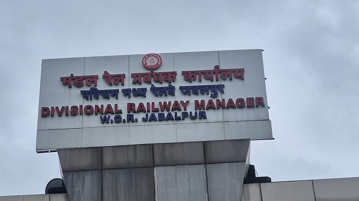 Panic At Jabalpur Railway Station After Passengers Rush To Change Platforms Due To Late Announcement 