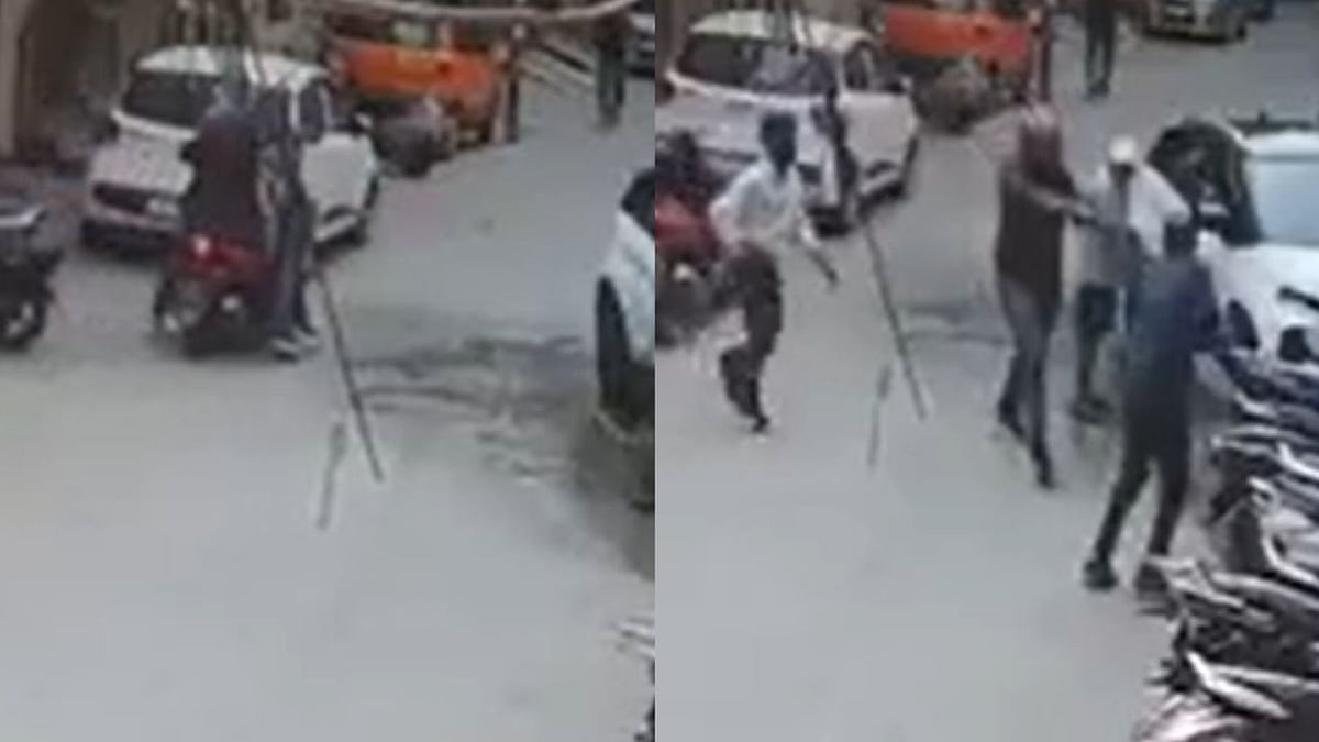 Delhi Shocker: CCTV Captures Bike-Borne Thieves Snatching ₹17 Lakh From Finance Firm Staff in Broad Daylight | VIDEO