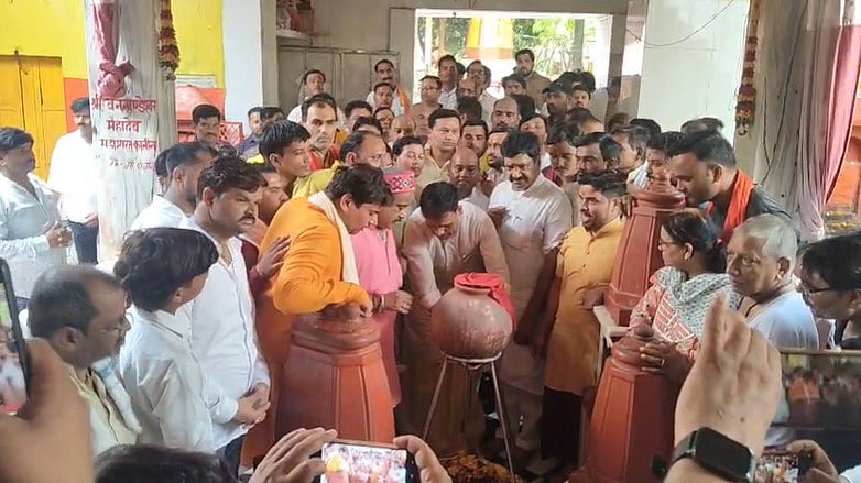 Datia Bypoll: BJP’s Ashutosh Tiwari Begins Campaign With Prayers At Pitambara Peeth -- VIDEO