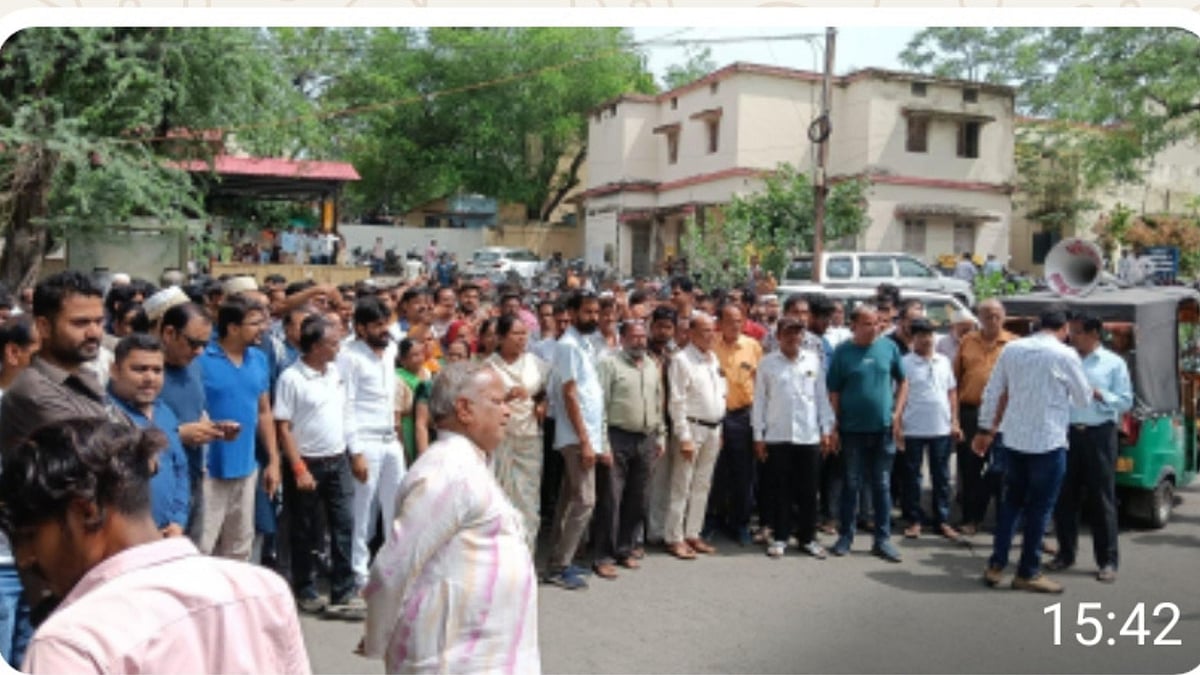 Traders Protest Over Shop Redevelopment In Jhabua