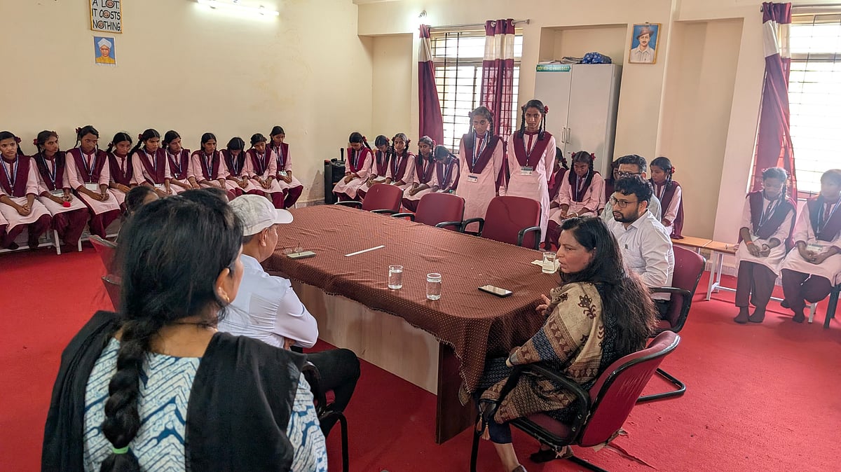 Aalirajpur Girls' Hostel Students March To Meet Collector Over Food, Safety Concerns