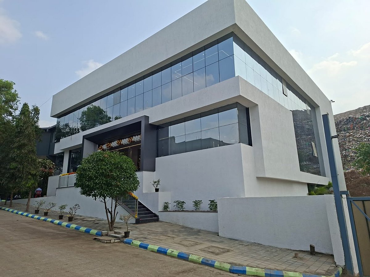 The full photo of the administrative building before it collapsed
