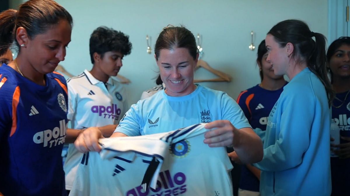 Indian Women's Team Honours Retiring England Legends Heather Knight & Tammy Beaumont With Signed Jerseys After Historic Lord's Test | Video