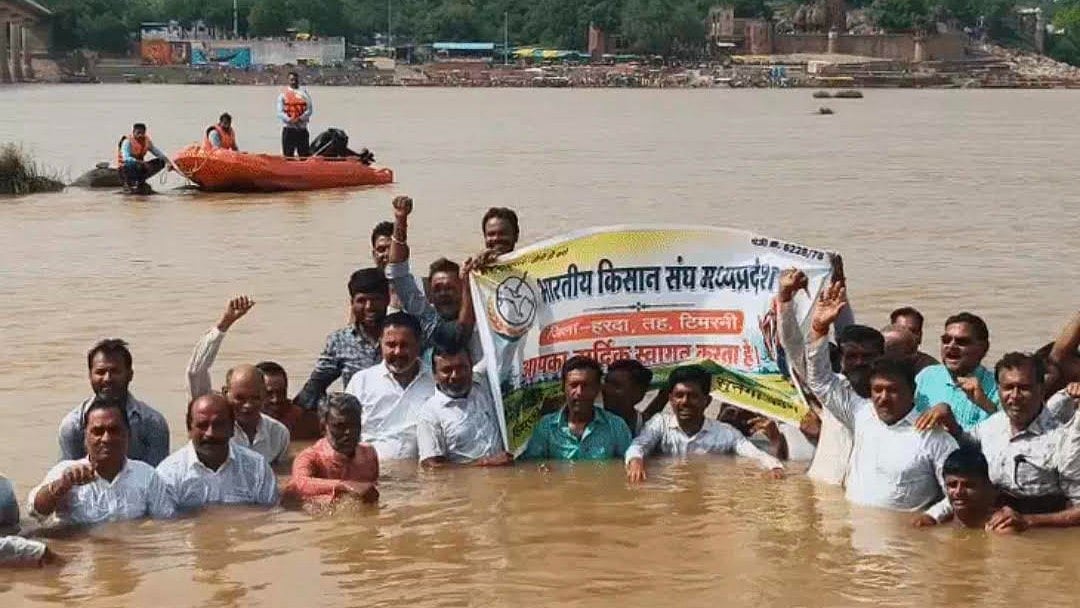 Moong Procurement Row: Farmers Stage Jal Satyagraha In Narmada In MP’s Harda