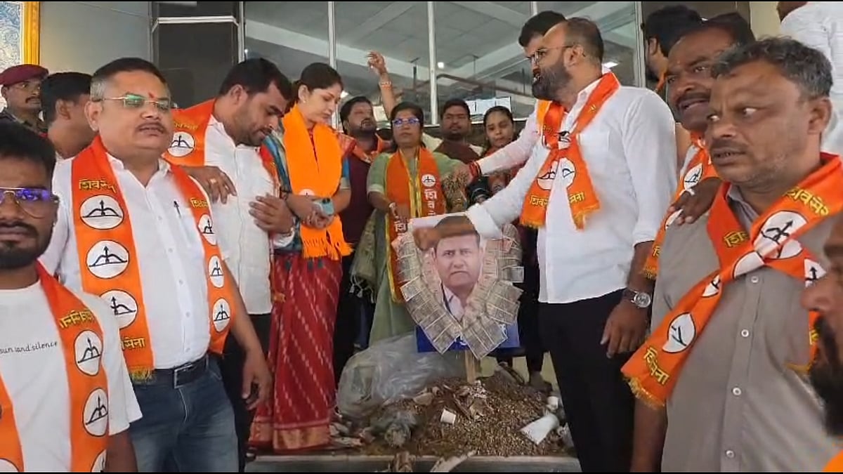 WATCH: Shiv Sena Workers Throw Garbage On PCMC Chief Engineer’s Photo Over Moshi Landfill Tragedy, Raise Slogans At Civic HQ