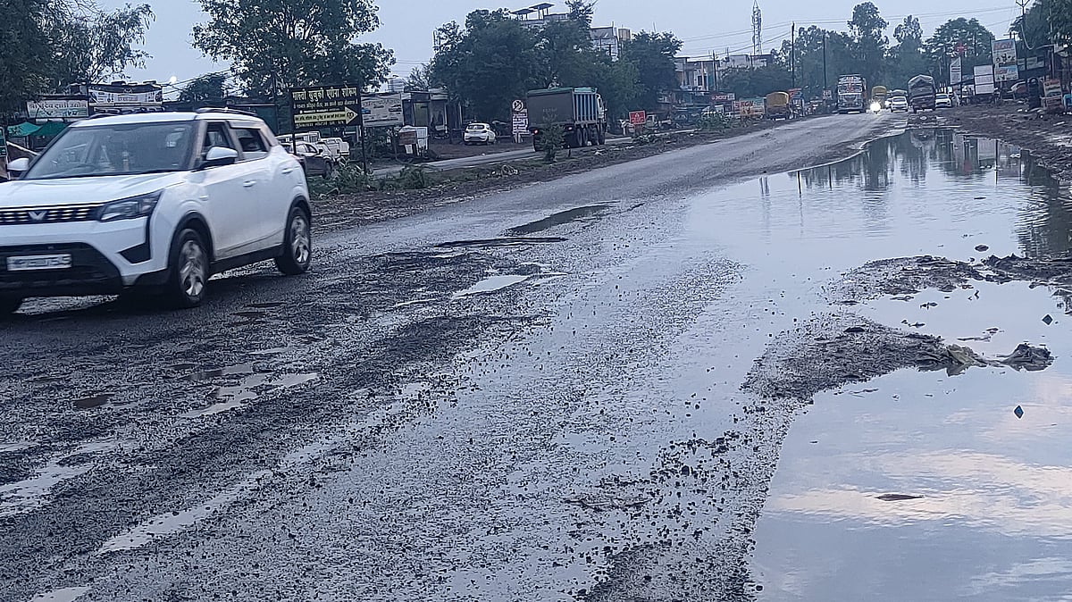 Potholes, Waterlogging Make Sonkatch–Dewas Highway Accident-Prone Despite Toll Collection