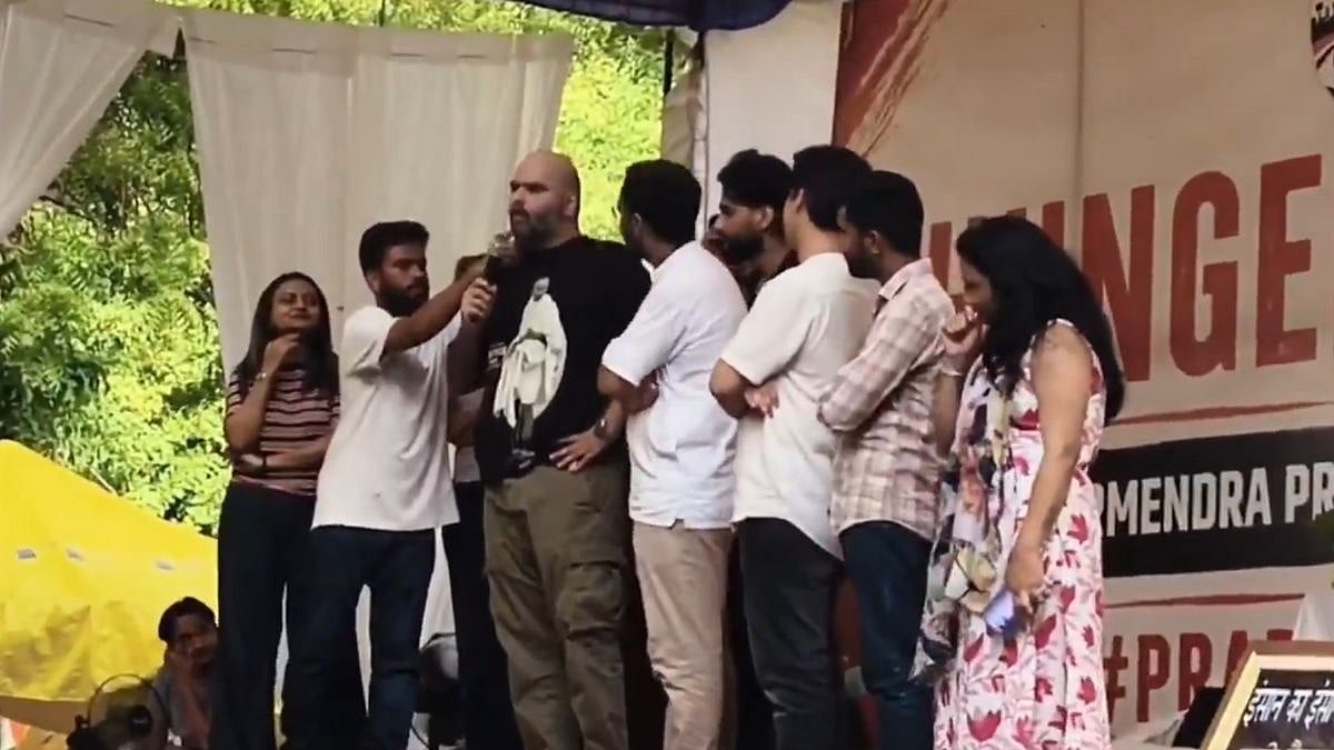 'Sita Ke Pati Ka Naam, Nita Ke Pati Ka Kaam': Kunal Kamra's Swipe At Centre During CJP Protest Goes Viral | Video 