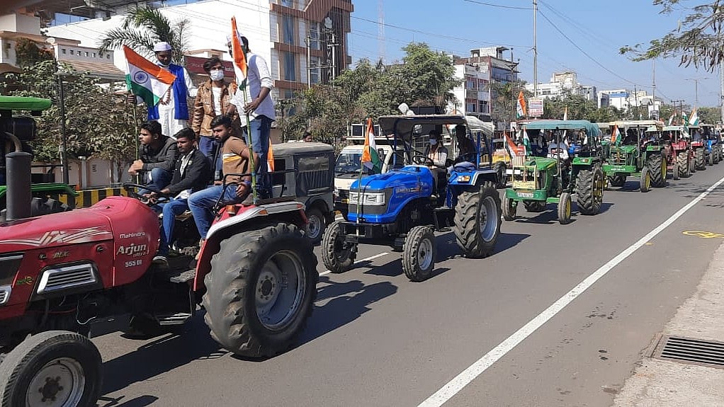 Thousands Of Farmers Take Out Rally In  Over 500 Tractors In MP's Narshinghpur, Demands Legal MSP Guarantee, Moong Procurement