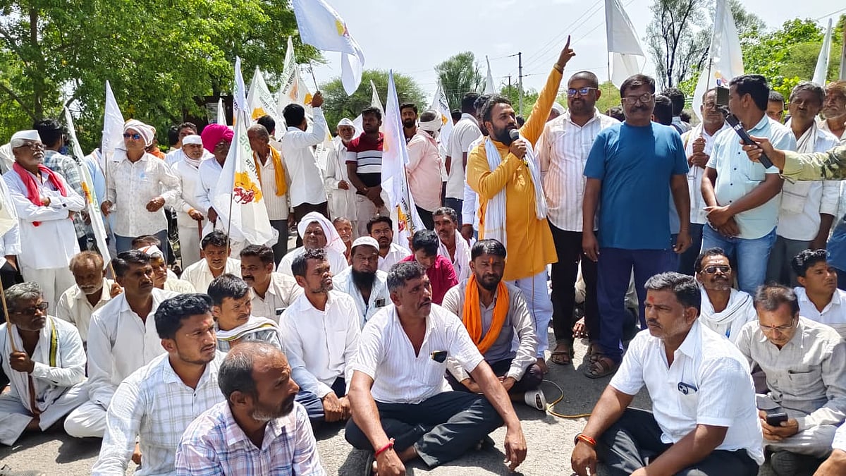 Farmers Stage 'Rasta Roko' In Beed, Seek Crop Insurance & Complete Loan Waiver