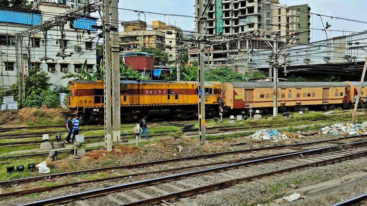 Mumbai Shocker: Severed Leg Found Under Amritsar–CSMT Express At Mazgaon Yard; Mystery Surrounds Possible Run-Over Case | Video