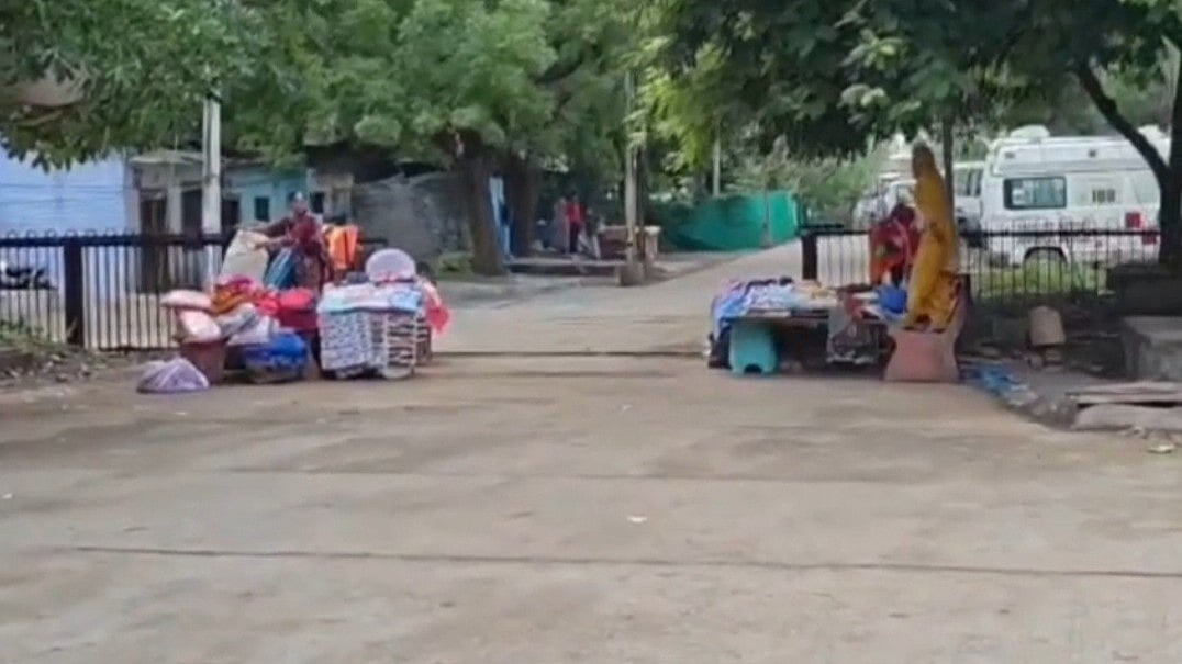 Illegal Stalls Outside SNCU Trigger Frequent Clashes, Disturb Patients At District Hospital
