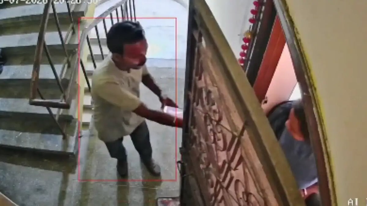 Delivery Agent Tries To Step Inside Home While Handing Order To Minor Girl, Mother's Quick Response Wins Praise; CCTV Video Goes Viral