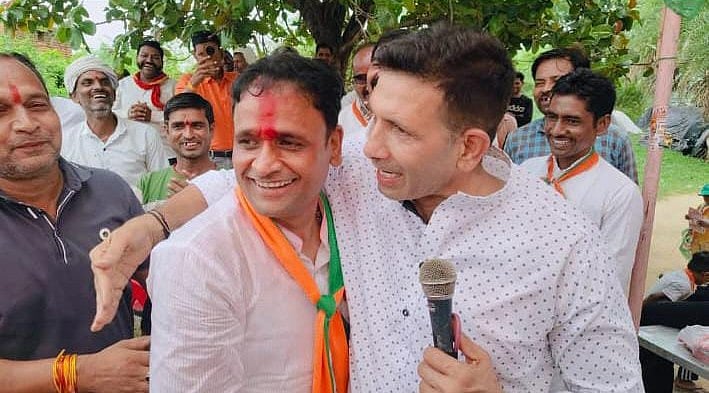 Datia Bypolls: MP Congress Chief Jitu Patwari Invites BJP Candidate Ashutosh Tiwari To Stage, Hugs Him During Campaign