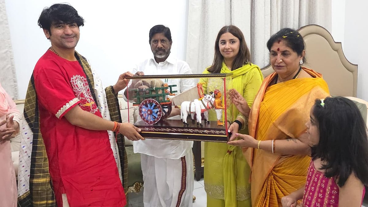 Telangana Deputy CM Mallu Bhatti Welcomes Bageshwar Dham's Dhirendra Sastri With Shawl, Bullock Cart Model | VIDEO