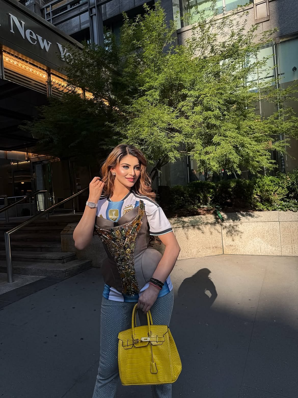 The actress carried a bright yellow structured Hermès Birkin handbag, creating a bold pop of colour that instantly elevated the entire outfit.