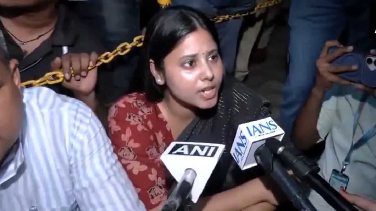 'Mil Ke Hi Jayenge': Rinku Singh's Fiancee & MP Priya Saroj Stages Dharna To Meet Sonam Wangchuk At Medanta Hospital | VIDEO